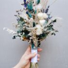 Zarter Brautstrauß aus Trockenblumen aus verschiedensten Blüten und Gräsern in fröhlichen Lavendelfarben.
