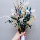 Zarter Brautstrauß aus Trockenblumen aus verschiedensten Blüten und Gräsern in fröhlichen Lavendelfarben.