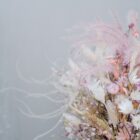 Zarter Brautstrauß aus Trockenblumen aus verschiedensten Blüten und Gräsern in sanften Roséfarben.