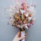 Zarter Brautstrauß aus Trockenblumen aus verschiedensten Blüten und Gräsern in sanften Roséfarben.