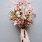 Zarter Brautstrauß aus Trockenblumen aus verschiedensten Blüten und Gräsern in sanften Roséfarben.