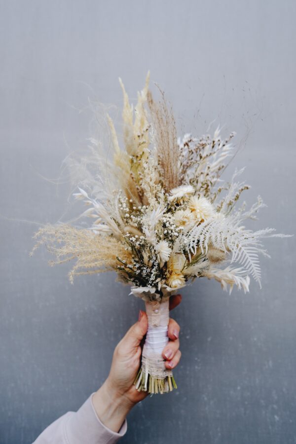 Zarter Brautstrauß aus Trockenblumen aus verschiedensten Blüten und Gräsern in hellen Farben.