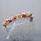 Zarter Haarkranz aus Trockenblumen aus verschiedensten Blüten und Gräsern in fröhlichen Farben zur Hochzeit.
