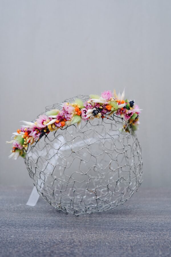Zarter Haarkranz aus Trockenblumen aus verschiedensten Blüten und Gräsern in fröhlichen Farben zur Hochzeit.