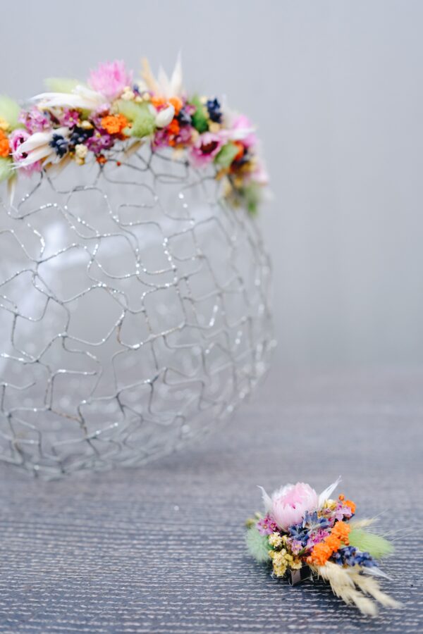 Zarter Haarkranz aus Trockenblumen aus verschiedensten Blüten und Gräsern in fröhlichen Farben zur Hochzeit.