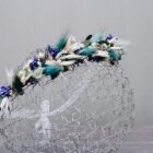 Zarter Haarkranz aus Trockenblumen aus verschiedensten Blüten und Gräsern in fröhlichen Lavendelfarben zur Hochzeit.