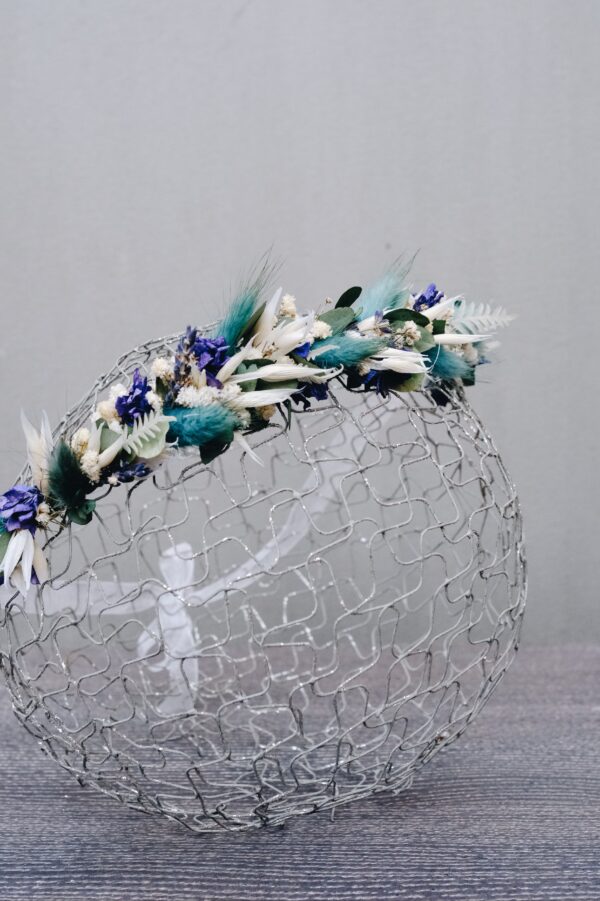 Zarter Haarkranz aus Trockenblumen aus verschiedensten Blüten und Gräsern in fröhlichen Lavendelfarben zur Hochzeit.