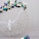 Zarter Haarkranz aus Trockenblumen aus verschiedensten Blüten und Gräsern in fröhlichen Lavendelfarben zur Hochzeit.