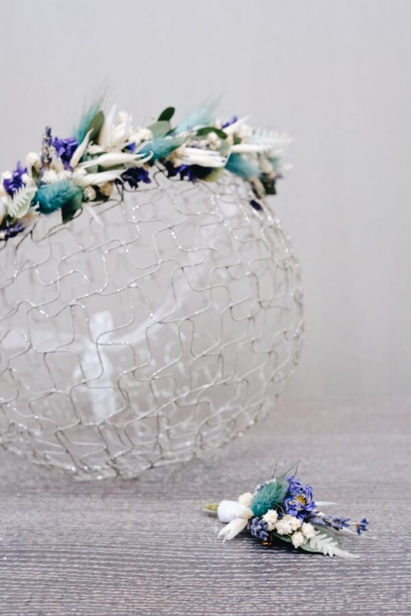 Zarter Haarkranz aus Trockenblumen aus verschiedensten Blüten und Gräsern in fröhlichen Lavendelfarben zur Hochzeit.
