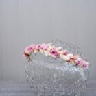 Zarter Haarkranz aus Trockenblumen aus verschiedensten Blüten und Gräsern in sanften Roséarben zur Hochzeit.