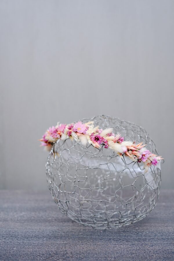 Zarter Haarkranz aus Trockenblumen aus verschiedensten Blüten und Gräsern in sanften Roséarben zur Hochzeit.