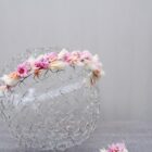 Zarter Haarkranz aus Trockenblumen aus verschiedensten Blüten und Gräsern in sanften Roséarben zur Hochzeit.