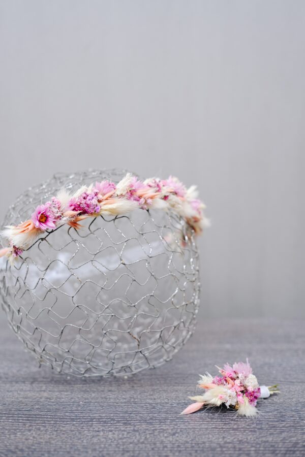 Zarter Haarkranz aus Trockenblumen aus verschiedensten Blüten und Gräsern in sanften Roséarben zur Hochzeit.