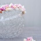 Zarter Haarkranz aus Trockenblumen aus verschiedensten Blüten und Gräsern in sanften Roséarben zur Hochzeit.