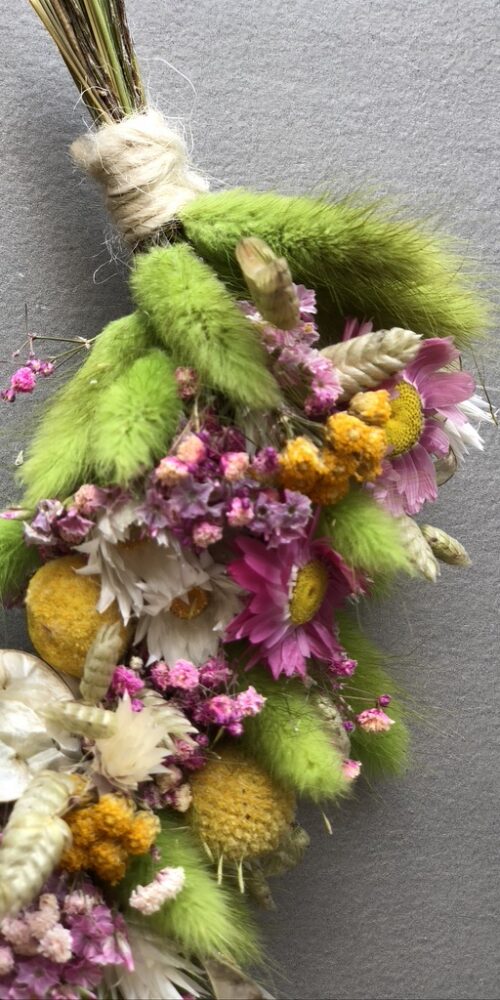 Sommerlicher, zartblumiger, kleiner Kranz aus Trockenblumen mit detailverliebter Blütenwahl.