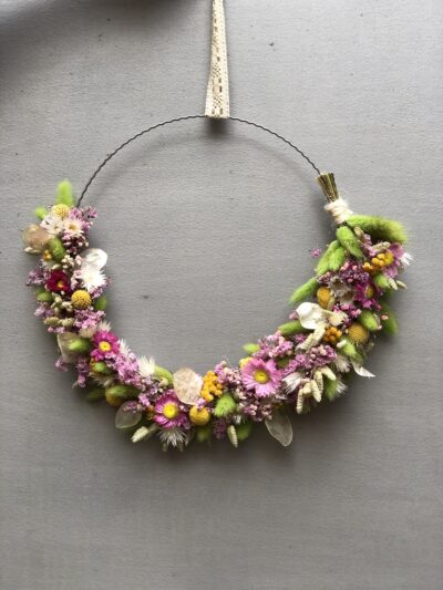Sommerlicher, zartblumiger, kleiner Kranz aus Trockenblumen mit detailverliebter Blütenwahl.