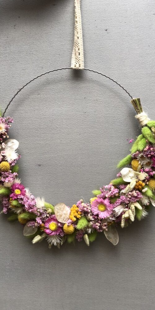 Sommerlicher, zartblumiger, kleiner Kranz aus Trockenblumen mit detailverliebter Blütenwahl.