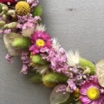 Sommerlicher, zartblumiger, kleiner Kranz aus Trockenblumen mit detailverliebter Blütenwahl.