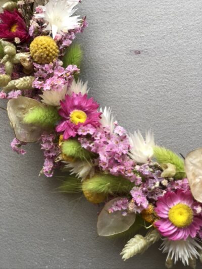 Sommerlicher, zartblumiger, kleiner Kranz aus Trockenblumen mit detailverliebter Blütenwahl.